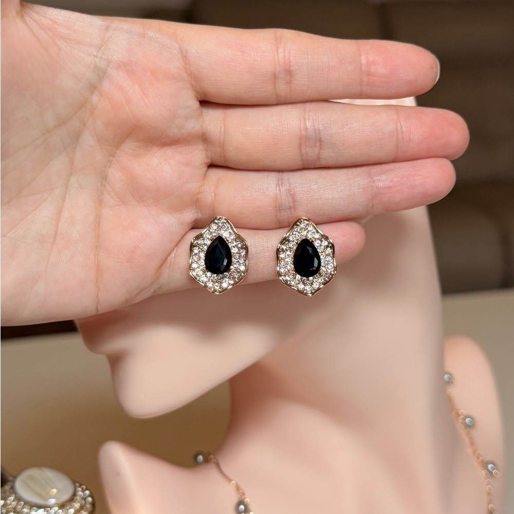 Elegant Black and Gold Teardrop Earrings - Picture 10 of 11